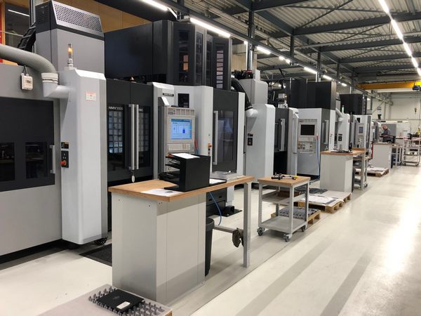 Milling machining centers with automation